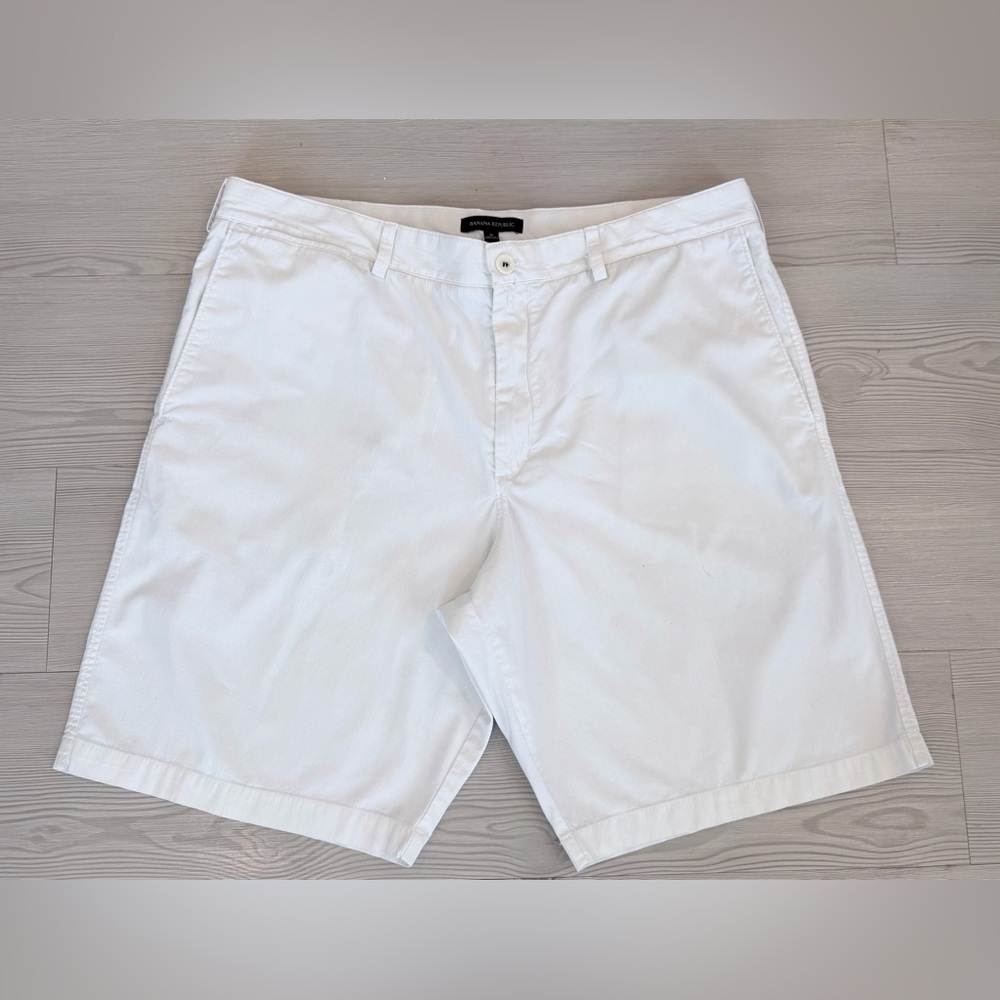 Banana Republic men's white Bermuda shorts